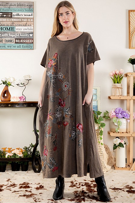 ROUND NECK SHORT SV MAXI DRESS W/ EMBROIDERY